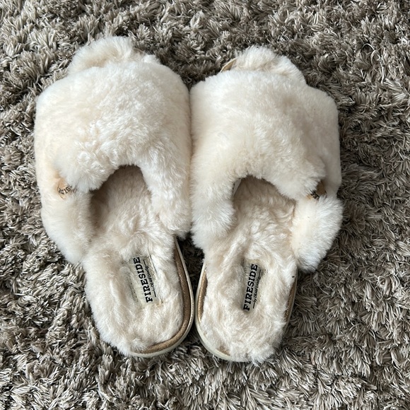 Fireside slippers size 10 good condition cream color!! - Picture 3 of 4